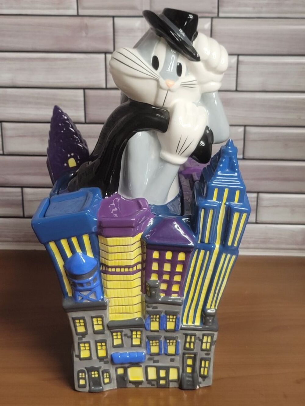 Warner Brothers Studio Bugs Bunny NEW YORK Musical Cookie Jar